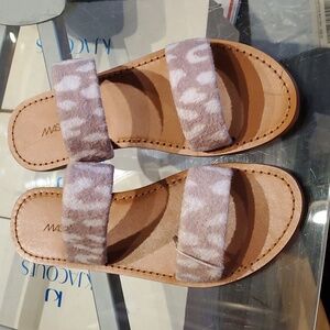 Sz 37 NIB $355 Maslin & Co. Flats